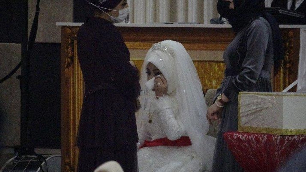 Yasakta düğün yaptılar, gelini ağlattılar