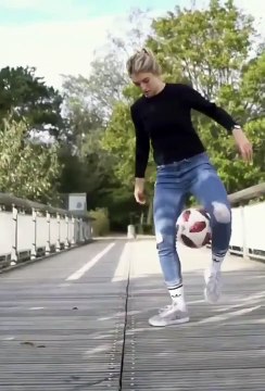 Cette jeune femme jongle mieux que 99% des hommes