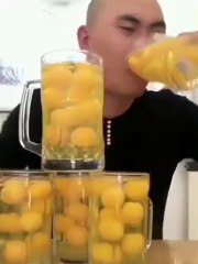 Il boit cinq grands verres remplis d'oeufs
