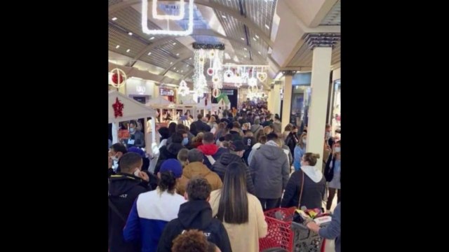 Cette photo d’une galerie commerciale d’Auchan bondée en plein confinement crée la polémique