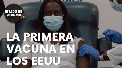 VEAN como una ENFERMERA se convierte en la primera persona en los EEUU en ser VACUNADA contra el COVID.
