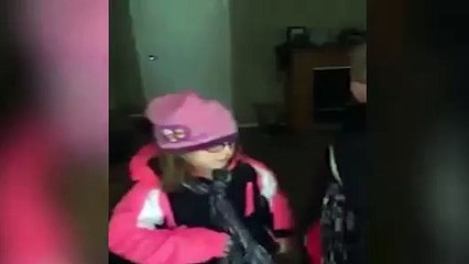 Kız kardeşinin hediyesi minik çocuğu gözyaşlarına boğdu