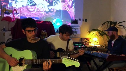 Campos suonano una versione "domestica" della loro "Mano" per Rockol