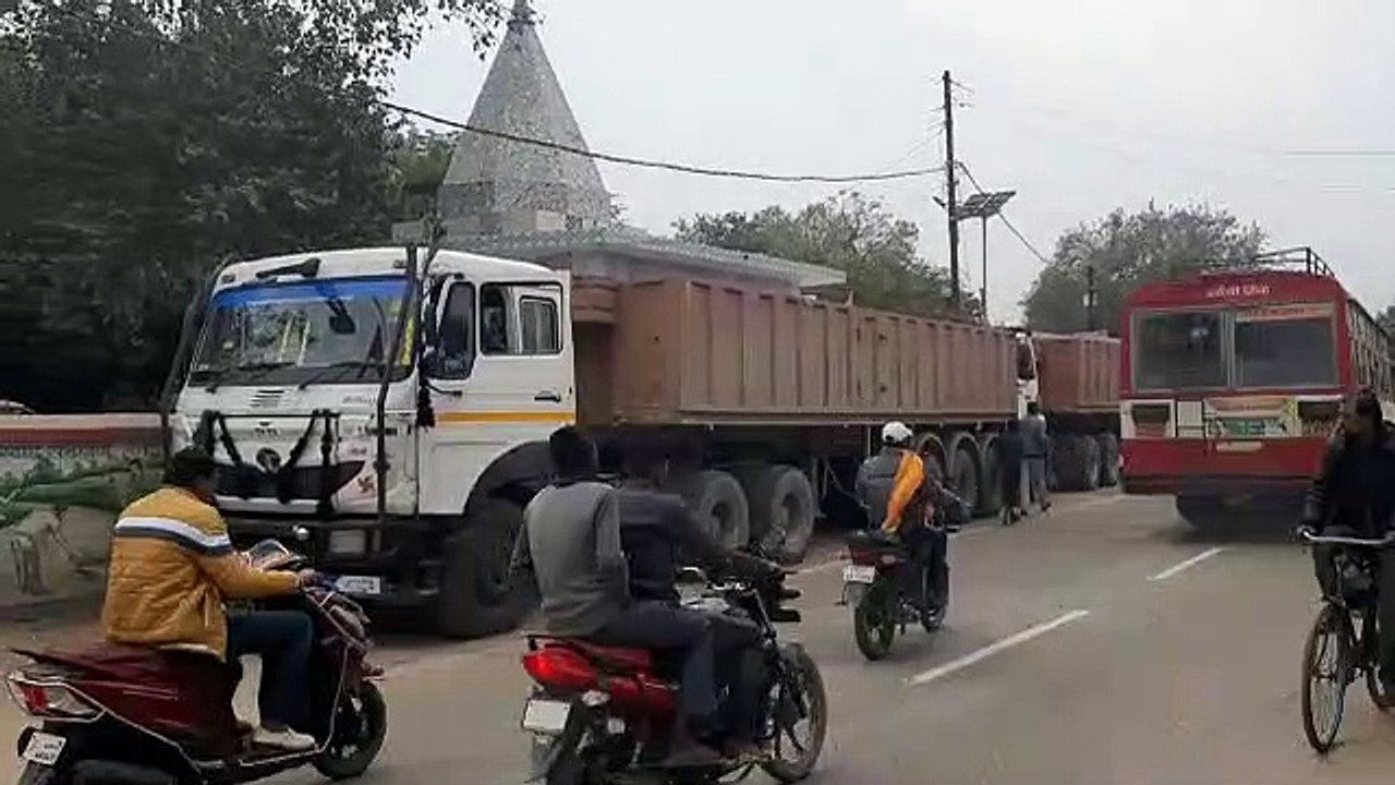 झांसी-कानपुर हाईवे पर अज्ञात वाहन की टक्कर से बाइक सवार गंभीर रूप से घायल