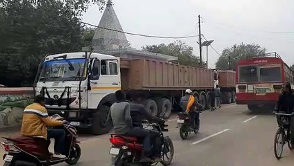 झांसी-कानपुर हाईवे पर अज्ञात वाहन की टक्कर से बाइक सवार गंभीर रूप से घायल