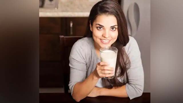 दूध पीने का सही समय सही तरीका | दूध कब पीना चाहिए सुबह या शाम | Boldsky