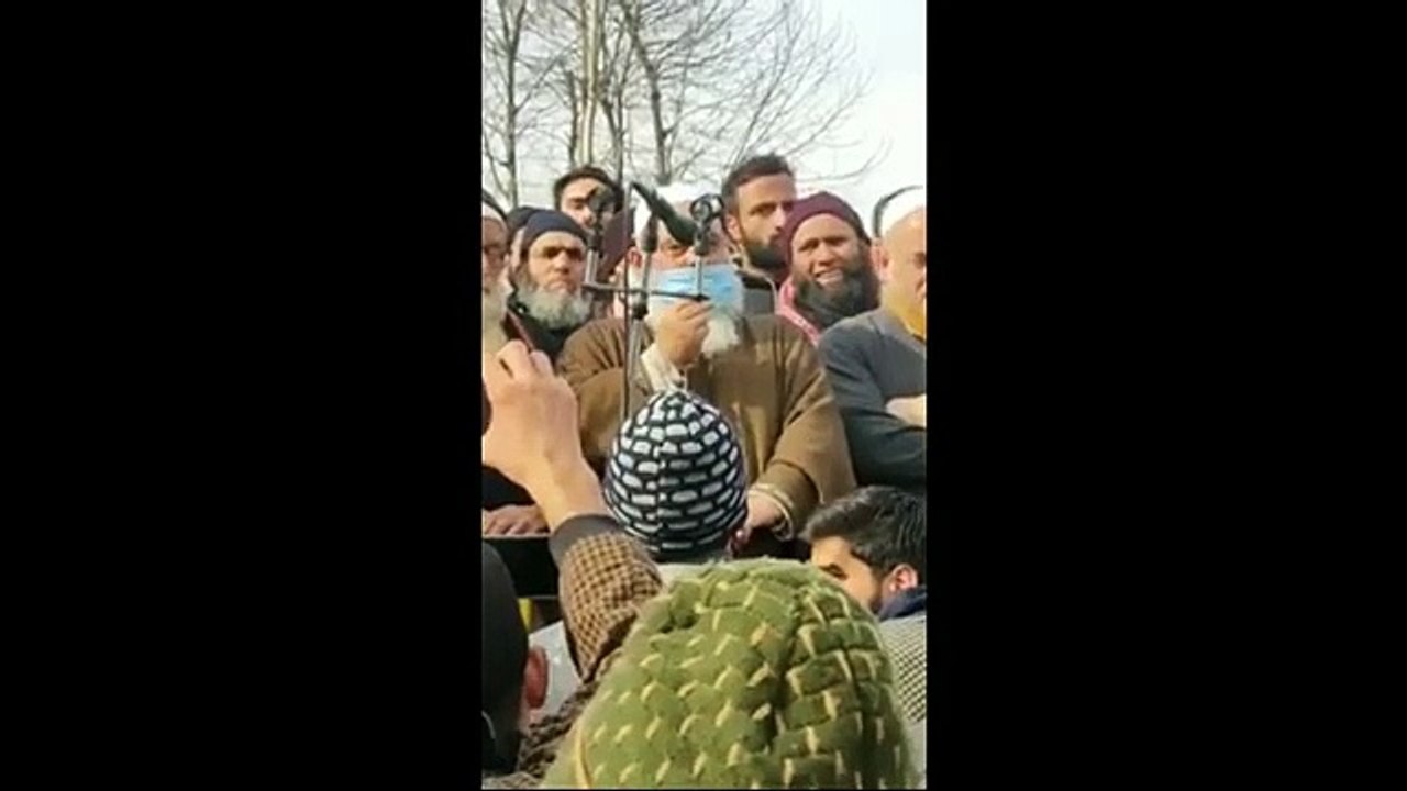Molana Rahmatullah Mir Qasmi During Janaazah Funeral Prayers of Molana Noor Ahmad-مولانا رحمت اللہ میر قاسمی-مولانا نور احمد ترالی صاحب (r.a) کی نماز جنازہ