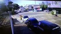 Carro funerário capota após colisão na região central de Toledo; veja o vídeo