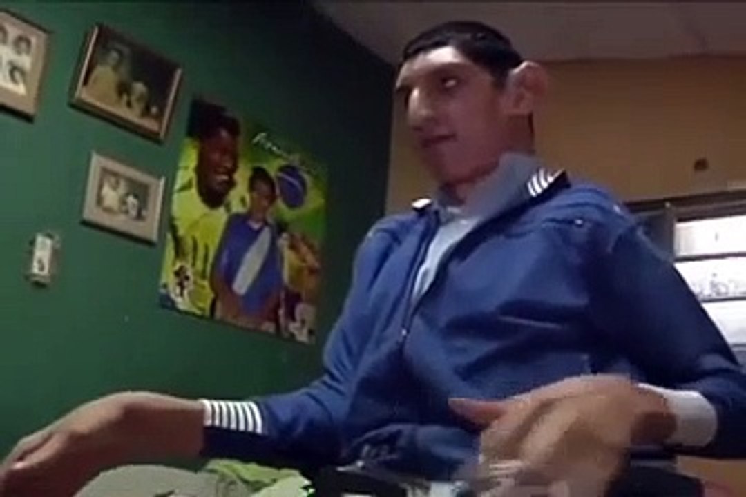 Cet homme de plus de 2m a  la voix la plus grave du monde