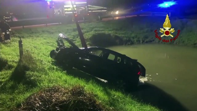Castel Maggiore (BO) - Auto finisce in un canale conducente bloccato in acqua (11.12.20)