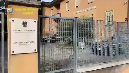 Télécharger la video: Monte Roberto (AN) - Maxi sequestro di mascherine denunciato imprenditore cinese (11.12.20)