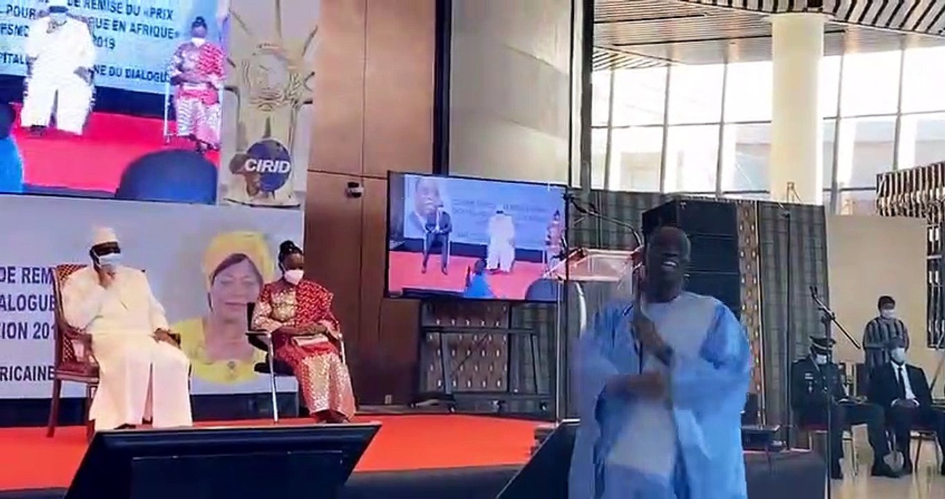 Pape Diouf offre un beau tableau au président Macky SALL pour son anniversaire