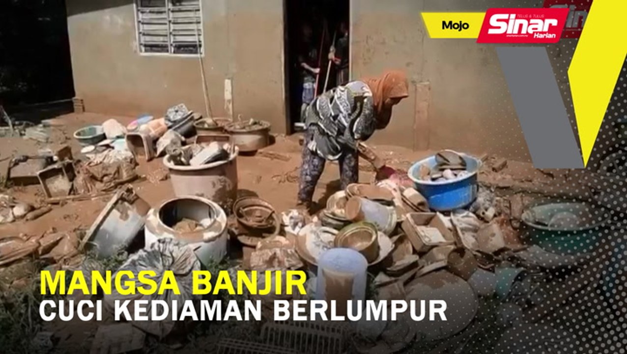 Mangsa banjir cuci kediaman berlumpur