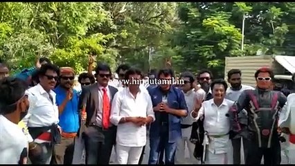 நடிகர் ரஜினிகாந்த் பிறந்தநாளையொட்டி, ரசிகர்கள் ரஜினி நடித்த படங்களின் கேரக்டர்களை வேடமிட்டு போயஸ் கார்டனில் ரஜினிக்காக காத்திருந்தனர்!
