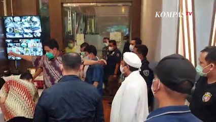 Detik-detik Polisi Serahkan Surat Penangkapan kepada Rizieq Shihab
