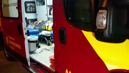 Motociclista perde controle e fica ferido ao colidir contra anteparo no centro