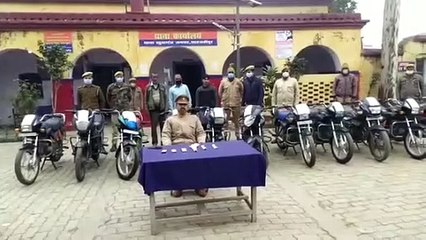 पुलिस ने 11 बाइको समेत तीन वाहन चोरो को किया गिरफ्तार