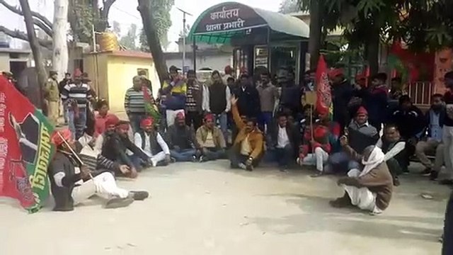 पूर्व विधायक की गिरफ्तारी के विरोध में सपाइयों ने किया थाने में प्रदर्शन