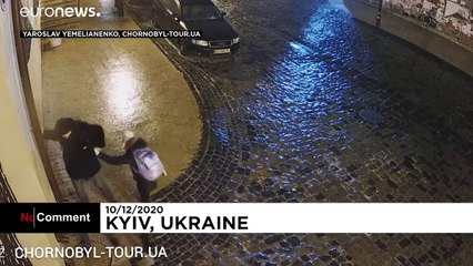 Buz tutan sokaklarda zorlu yürüyüş: Emeklemek bile çare olmadı