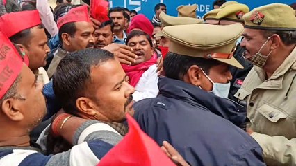 प्रदर्शन करने जा रहे सपाइयों और पुलिस में कई बार हुई तीखी झड़प