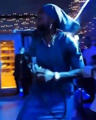 Togo : Adebayor fait pleuvoir des billets sur King Mensah (vidéo)