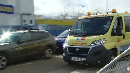 Скачать видео: Llega al Isabel Zendal la primera y única paciente del hospital de pandemias