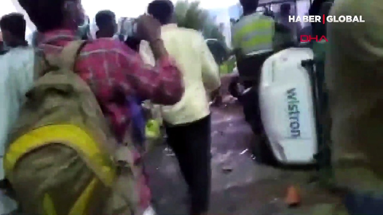 Hindistan'da fabrika çalışanları ağır çalışma şartlarını protesto etti, ortalık savaş alanına döndü