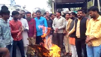 बीजेपी नेताओं पर हमले  का विरोध, बीजेपी कार्यकर्ताओं ने फूंका ममता बनर्जी का पुतला