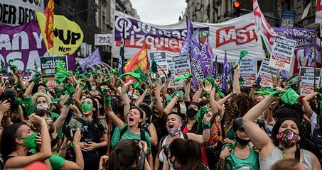 Aprueban proyecto de legalización del aborto en Argentina; votación pasa al Senado