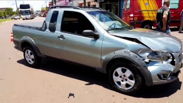 Mulher fica ferida em colisão entre Uno e Strada na Avenida Assunção