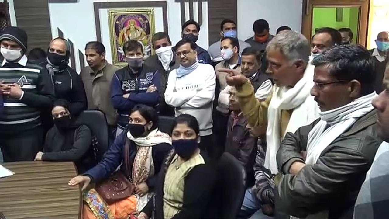 स्कूल बंद होने पर भी फीस मांग रहे स्कूल, अभिभावकों ने किया हंगामा
