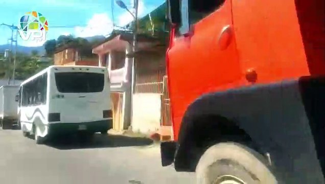 Vehículos de carga pesada hacen largas filas para surtir combustible