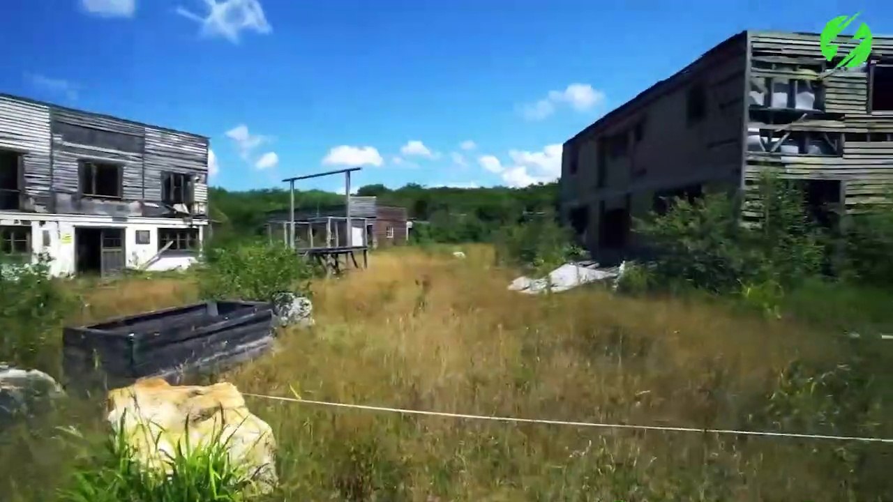 Pendant une exploration, il découvre un village abandonné façon western mais en Angleterre