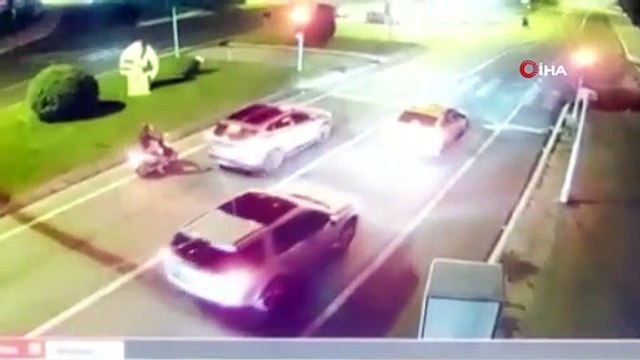 Kırmızı ışıkta bekleyen araçların arasına böyle daldı