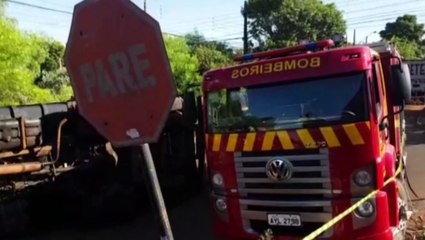Caminhão caçamba tomba no meio da rua no Bairro Santa Cruz