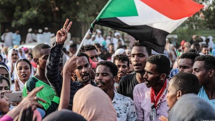 التجربة السودانية.. إدارة العلاقة الحذرة بين المدنيين والعسكر
