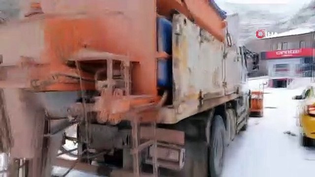 Sokakların sessizliğe büründüğü Bayburt’ta belediye ekiplerinden karla mücadele çalışması