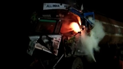 अचानक ब्रेक लगाने से हुआ सड़क हादसा, ट्रक में लगी आग