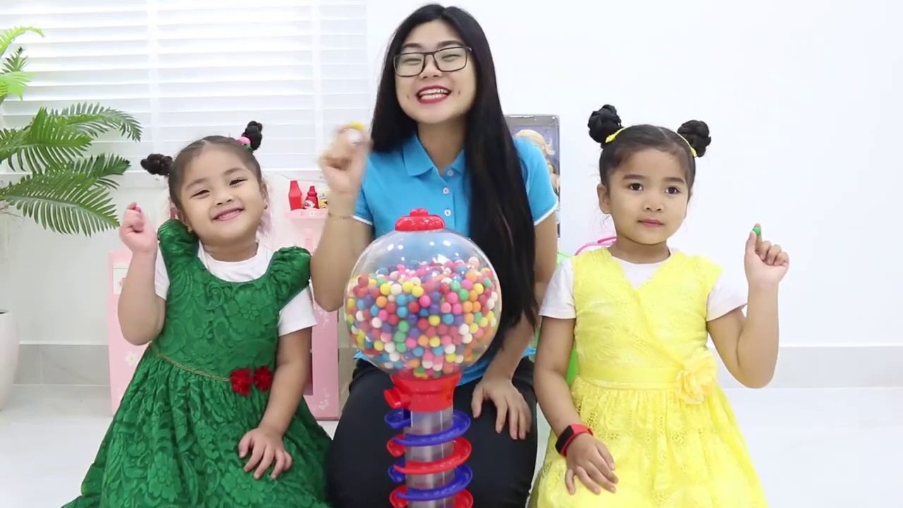 Play with Gumball Machine Fun Kid Video - Funny baby videos