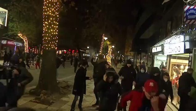 Ismét összecsaptak a tüntetők és a rendőrök Tiranában