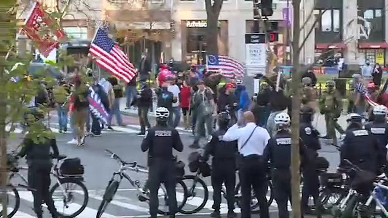 ABD'nin başkenti Washington'da karşıt gruplar birbirine girdi