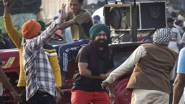 Farmers' dance, showers currency notes amid protest!