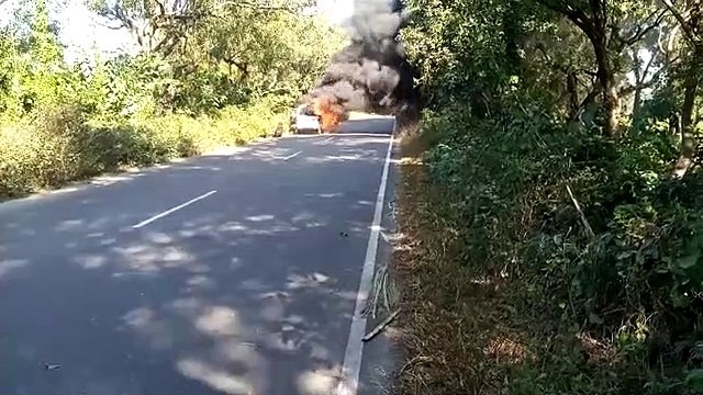 सड़क पर दौड़ रही ओमनी में अचानक लगी आग, ओमनी में बैठे लोगों ने कूद कर बचाई जान