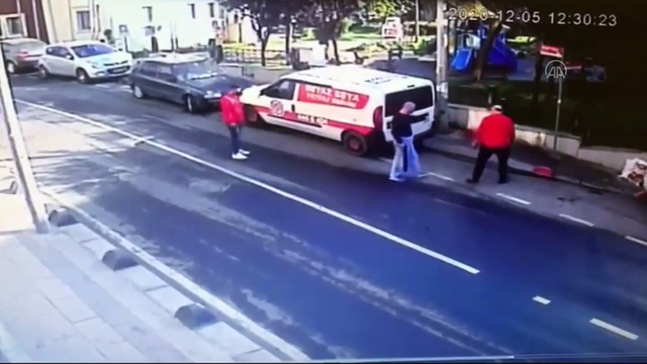 İSTANBUL - Bayrampaşa'da evine çağırdığı buzdolabı servis aracının camlarını kıran kişi gözaltına alındı