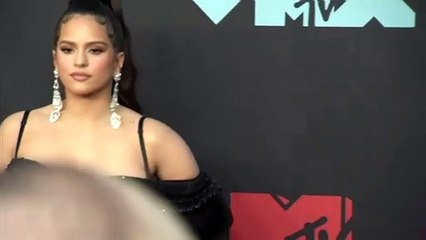 Noche de chicas, cócteles y adornos navideños: así ha sido la nueva quedada de Rosalía y las Kardashian
