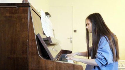 Romy au piano 20201213