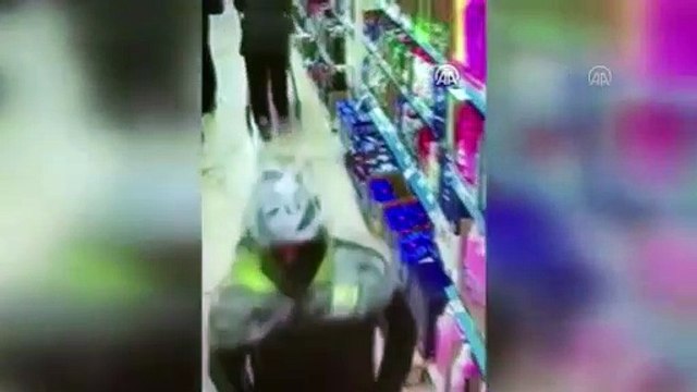 İSTANBUL - Kağıthane'de bir marketten gasp teşebbüsünde bulunan şüpheli tutuklandı