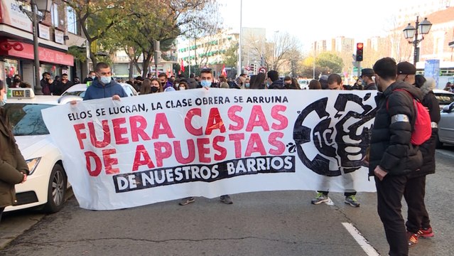 Cientos de vecinos de Carabanchel se manifiestan contra los locales de apuestas