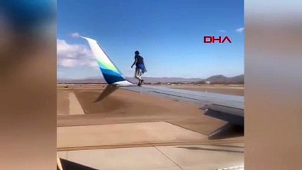 Kalkışa hazırlanan uçağın kanadına tırmandı!