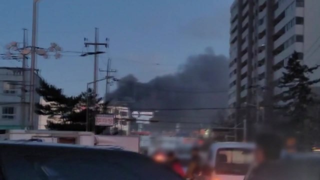 인천 연안부두 창고 화재...인명 피해 없어 / YTN